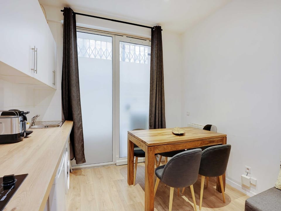 Kitchen or kitchenette, Dining area