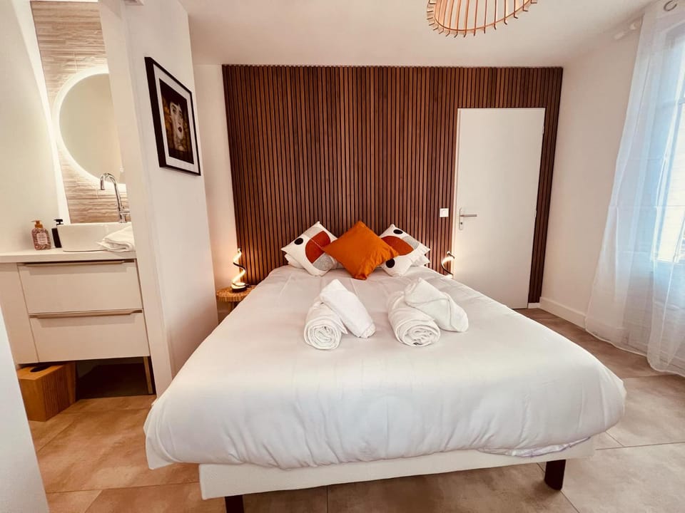 Bed, Bathroom, Photo of the whole room, Bedroom