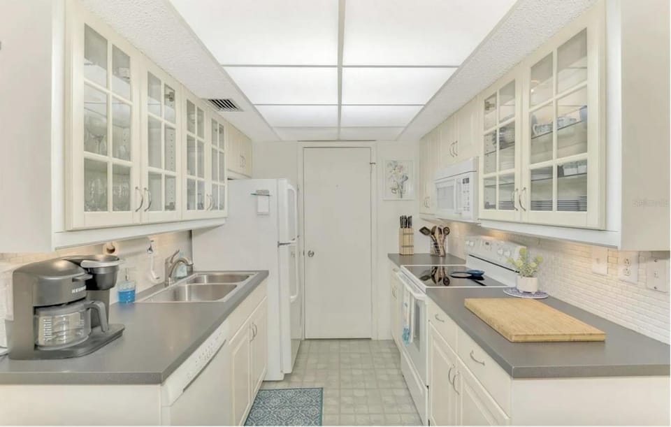 Coffee/tea facilities, Kitchen or kitchenette, dishwasher, stove, toaster