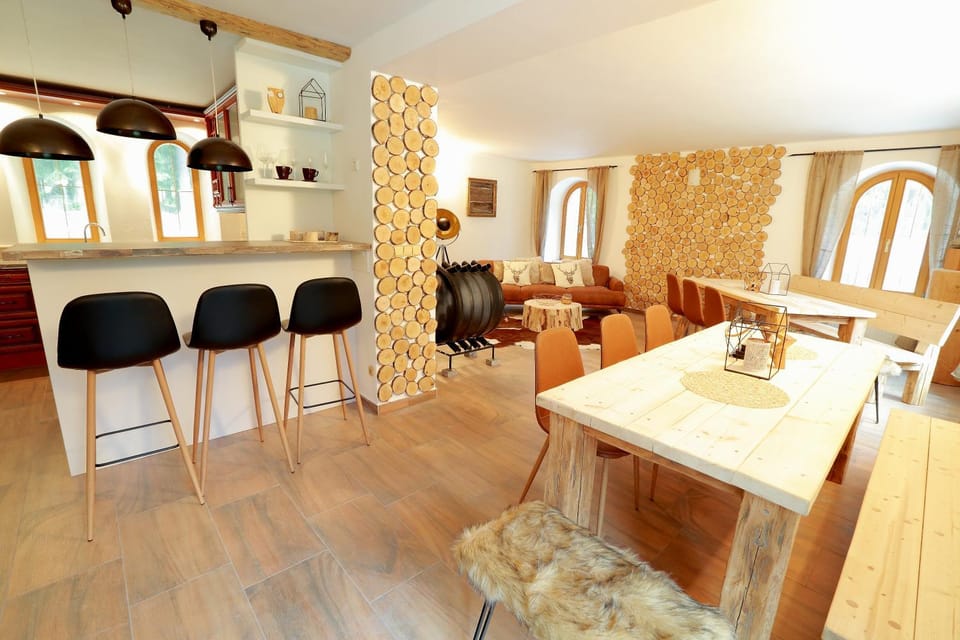 Kitchen or kitchenette, Living room, Seating area, Dining area