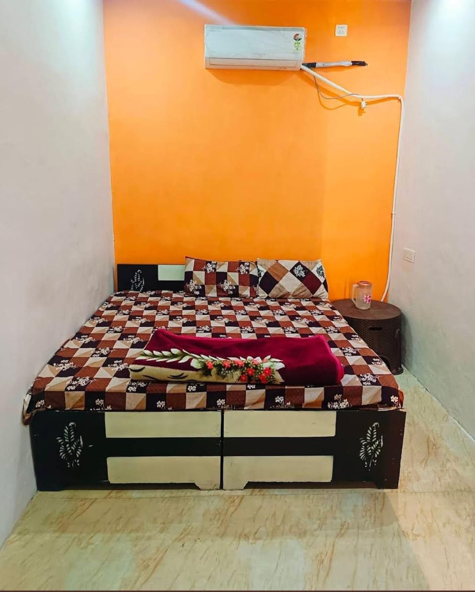 Jay Shree Radhey Home Stay Near 300mtr From Mathura Junction Railway Station Vacation rental in Uttar Pradesh
