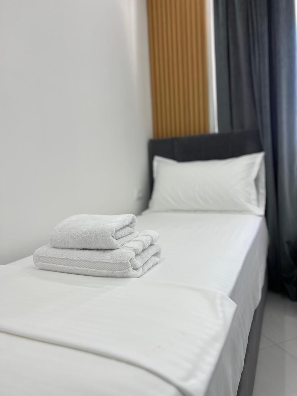 Bed, Bedroom, towels