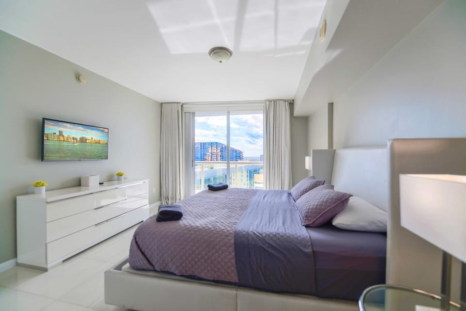 Bed, TV and multimedia, Bedroom, towels