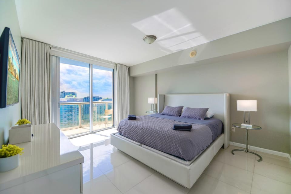 Bed, TV and multimedia, Bedroom, towels