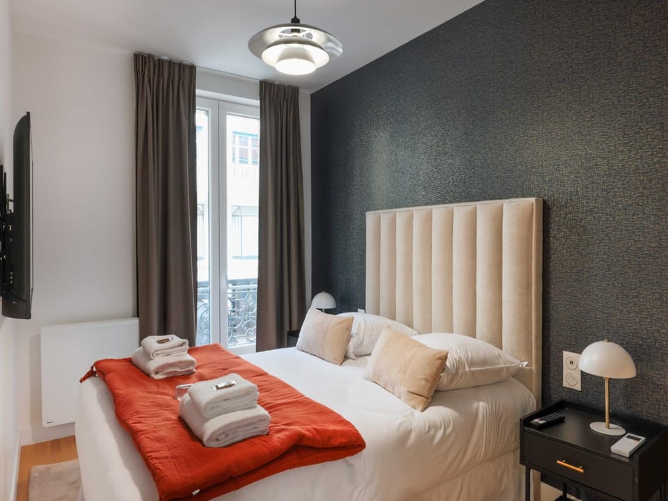 Bed, Bedroom, towels