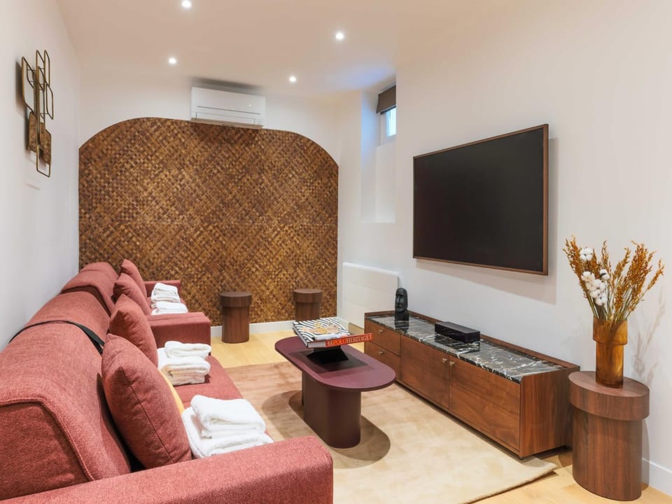 TV and multimedia, Living room, Seating area, air conditioner