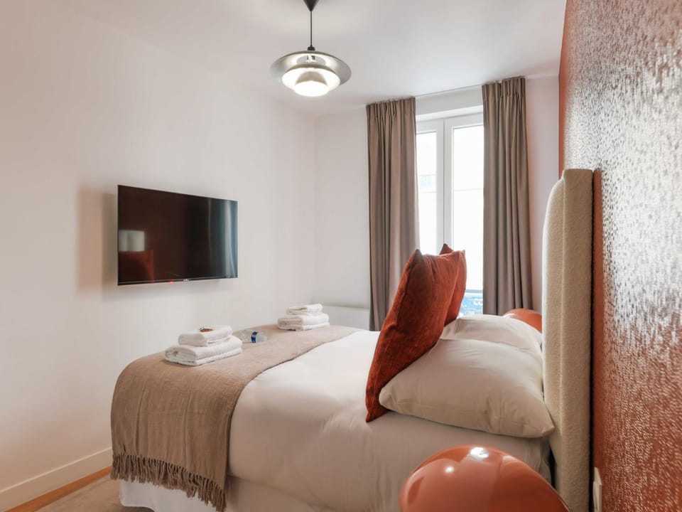 Bed, TV and multimedia, Photo of the whole room, Bedroom