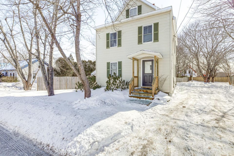 1/2 Mi to Dtwn & Harbor Park: Home w/ Large Yard! House in Rockland
