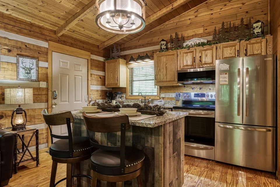 Facade/entrance, Coffee/tea facilities, Kitchen or kitchenette, Living room, Decorative detail, Decorative detail, Seating area, Dining area, Communal kitchen, Pets, Pets, microwave, oven, pet friendly, pet friendly, stove, stove, toaster, toaster, kitchen, kitchen