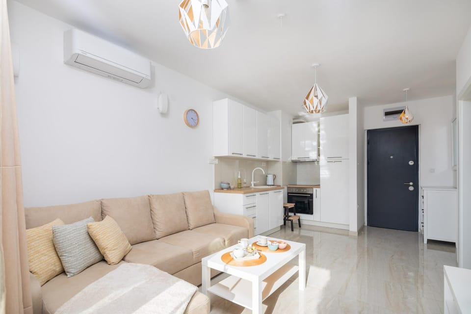 Kitchen or kitchenette, Living room, Seating area, Dining area, air conditioner