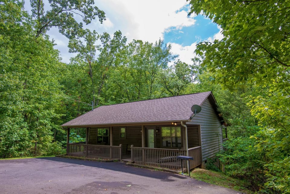 Property building, Day, Natural landscape, BBQ facilities, BBQ facilities, View (from property/room), View (from property/room), Balcony/Terrace, Balcony/Terrace, Decorative detail, Decorative detail, Autumn, Pets, Pets, Mountain view, Mountain view, Parking, pet friendly, pet friendly