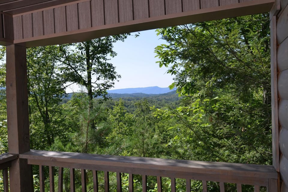 Spring, Day, Natural landscape, View (from property/room), View (from property/room), Balcony/Terrace, Balcony/Terrace, Decorative detail, Decorative detail, Pets, Pets, Mountain view, Mountain view, pet friendly, pet friendly
