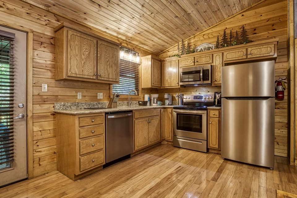 Coffee/tea facilities, Kitchen or kitchenette, Decorative detail, Decorative detail, Communal kitchen, Pets, Pets, dishwasher, microwave, oven, pet friendly, pet friendly, stove, stove, toaster, kitchen, kitchen