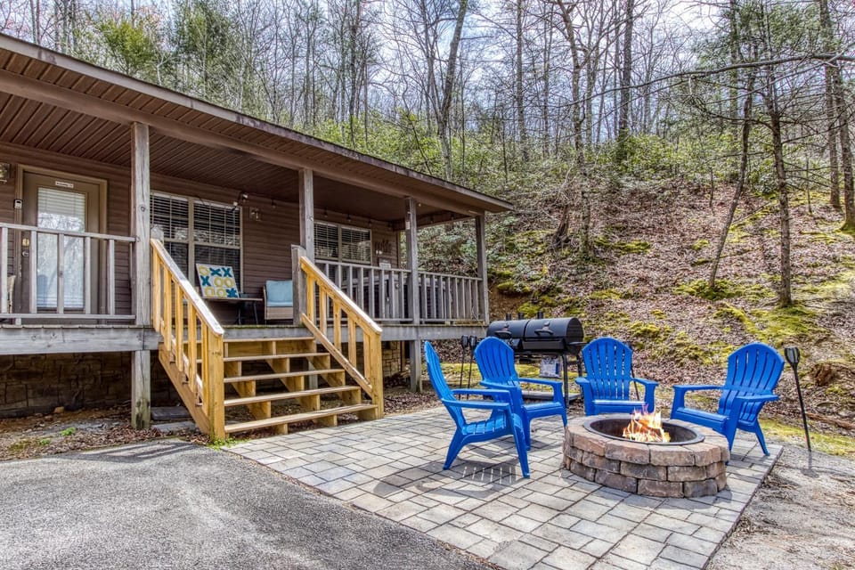 Property building, Patio, Facade/entrance, Spring, Day, Natural landscape, View (from property/room), Balcony/Terrace, Seating area, Mountain view, pet friendly