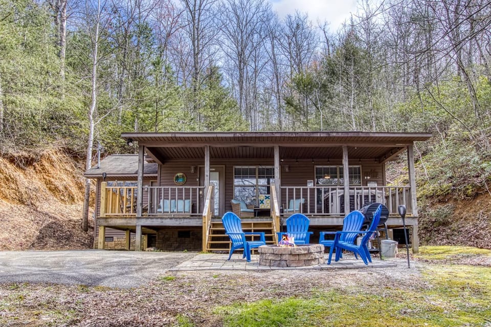 Property building, Patio, Facade/entrance, Spring, Day, Natural landscape, View (from property/room), Balcony/Terrace, Seating area, Mountain view, Parking, pet friendly