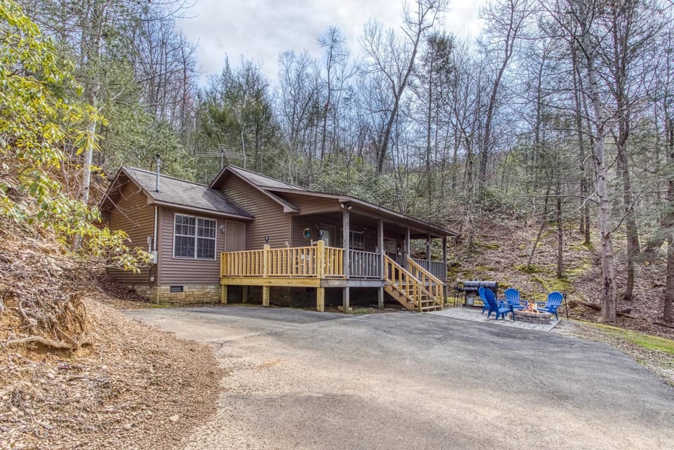 Property building, Patio, Facade/entrance, Spring, Day, Natural landscape, Balcony/Terrace, Mountain view, Parking, pet friendly