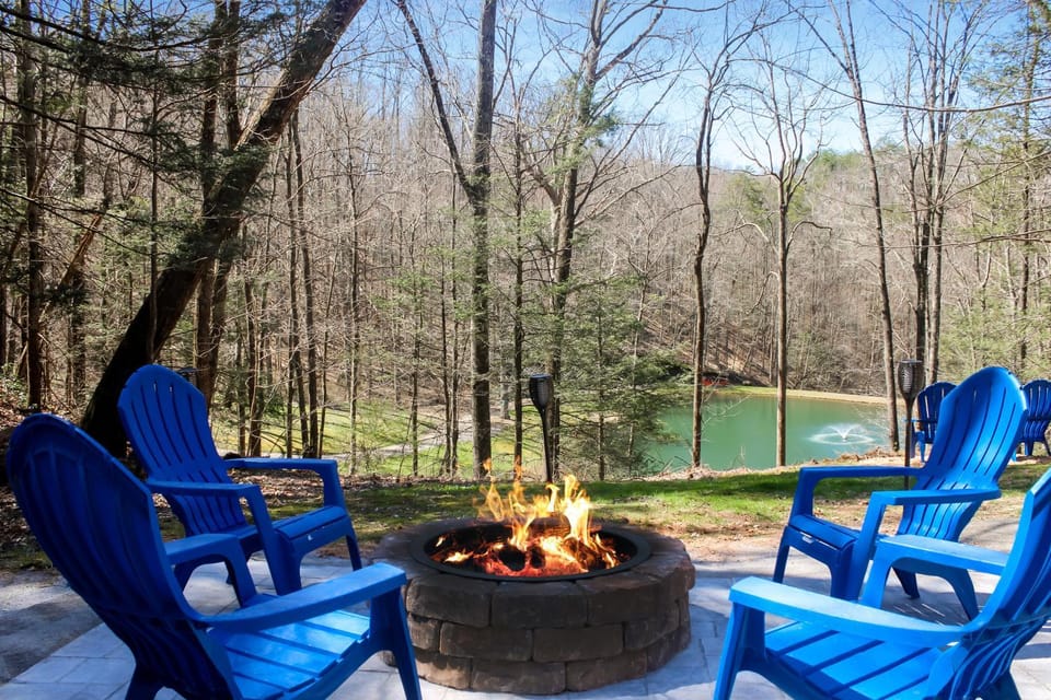 Spring, Day, Natural landscape, Seating area, Lake view, Mountain view, pet friendly, sunbed
