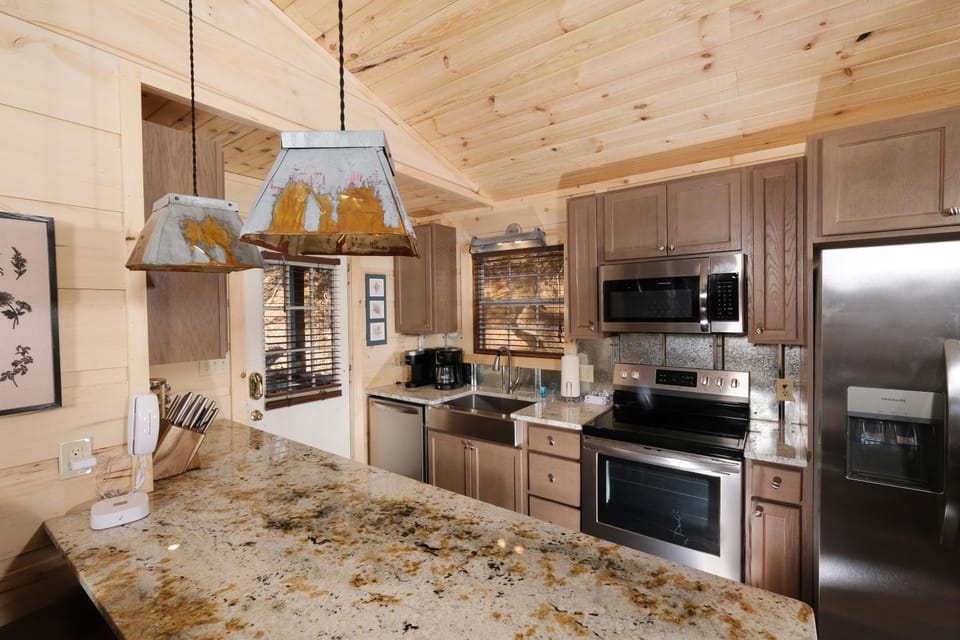 Facade/entrance, Coffee/tea facilities, Kitchen or kitchenette, Decorative detail, Decorative detail, Communal kitchen, Pets, Pets, dishwasher, microwave, oven, pet friendly, pet friendly, stove, stove, toaster, toaster, kitchen, kitchen
