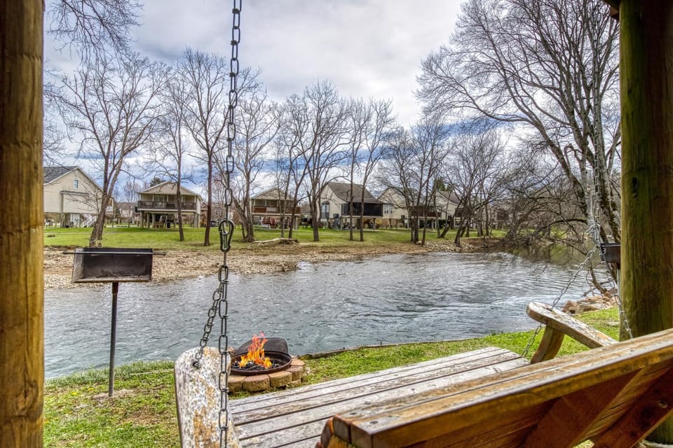 Day, Neighbourhood, Natural landscape, Winter, BBQ facilities, BBQ facilities, View (from property/room), View (from property/room), Decorative detail, Decorative detail, Seating area, Evening entertainment, Mountain view, Mountain view, River view, River view