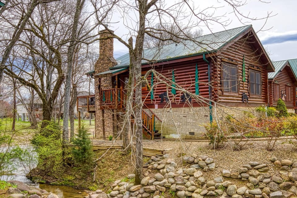 Property building, Facade/entrance, Day, Neighbourhood, Natural landscape, Fishing, Fishing, View (from property/room), View (from property/room), Balcony/Terrace, Balcony/Terrace, Decorative detail, Decorative detail, Autumn, Mountain view, Mountain view, River view, River view