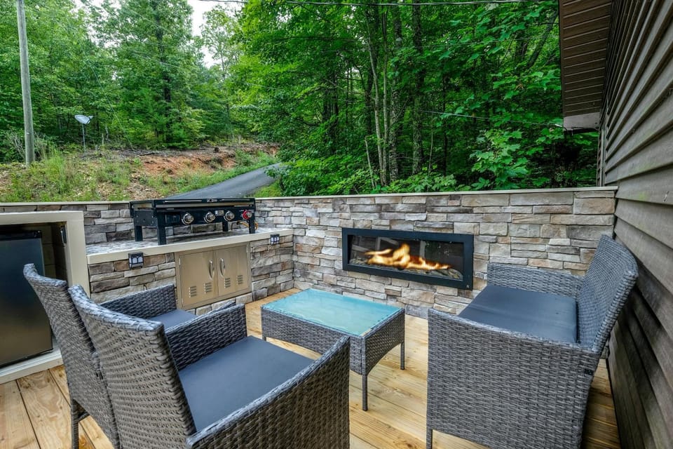 Patio, Spring, Day, Neighbourhood, Natural landscape, BBQ facilities, BBQ facilities, View (from property/room), View (from property/room), Balcony/Terrace, Balcony/Terrace, Kitchen or kitchenette, Decorative detail, Decorative detail, Seating area, Pets, Pets, Mountain view, Mountain view, fireplace, fireplace, pet friendly, pet friendly