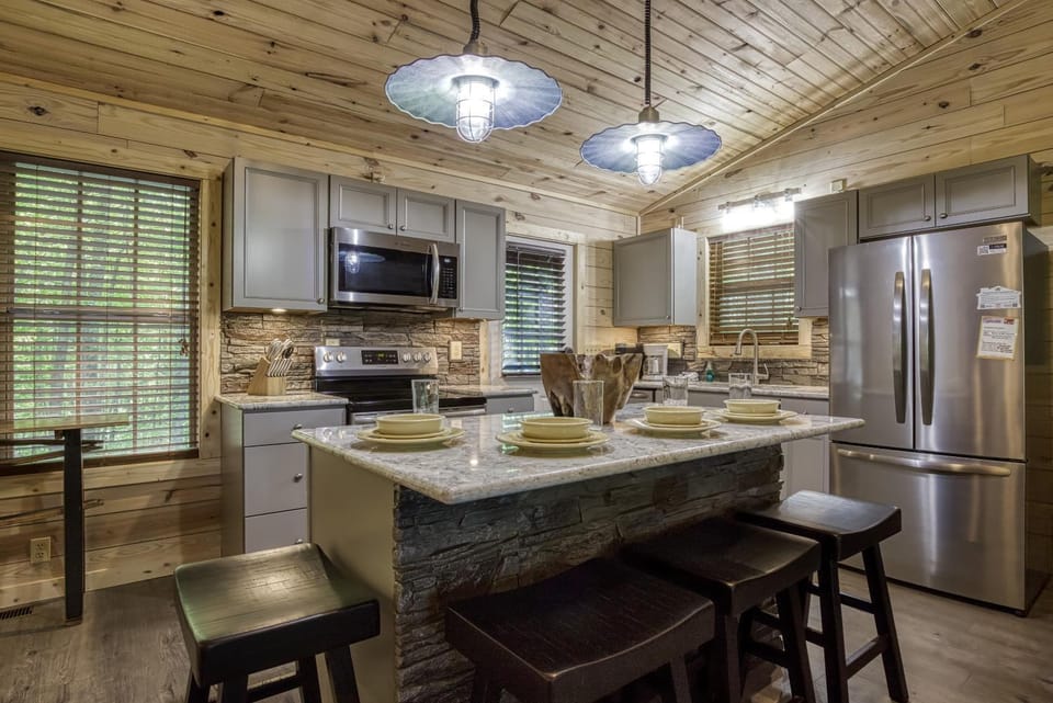 Coffee/tea facilities, Kitchen or kitchenette, Decorative detail, Dining area, dishwasher, microwave, oven, pet friendly, stove, toaster