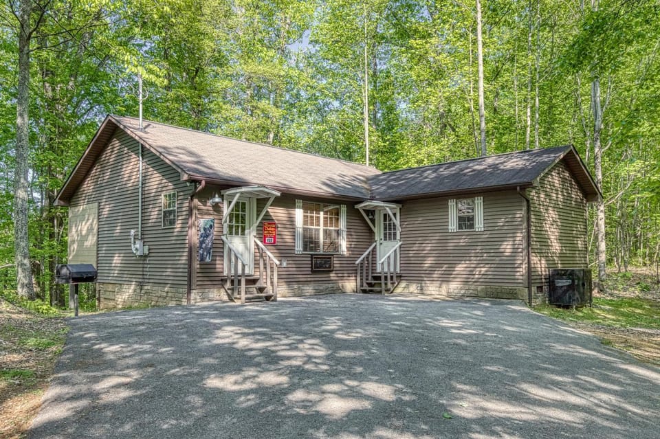 Property building, Spring, Day, Natural landscape, BBQ facilities, Parking, pet friendly