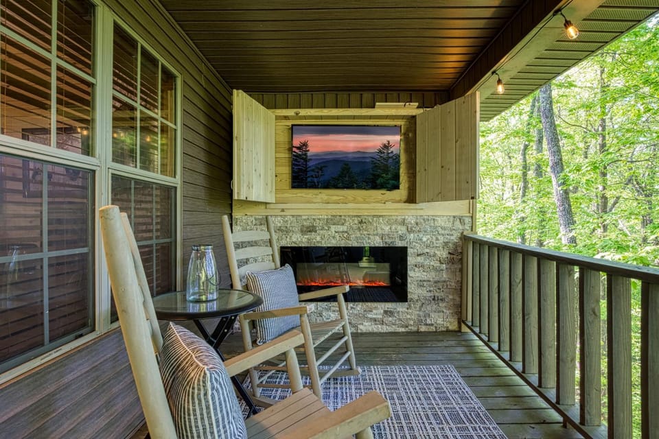 Patio, Communal lounge/ TV room, Day, Natural landscape, TV and multimedia, View (from property/room), Balcony/Terrace, Decorative detail, Seating area, Evening entertainment, pet friendly