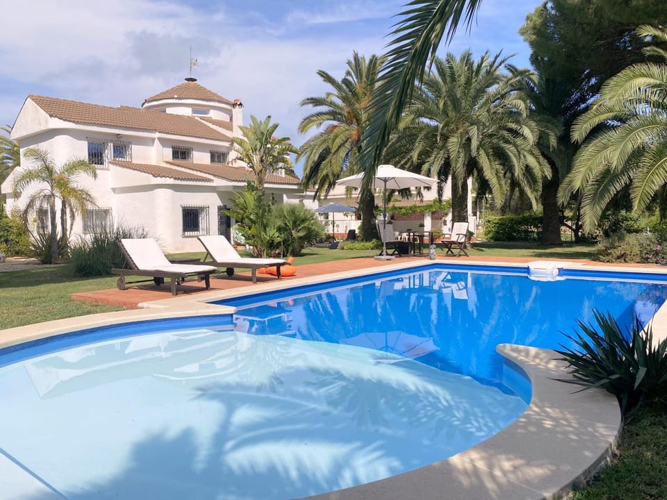 Property building, Garden, Pool view, Swimming pool, sunbed