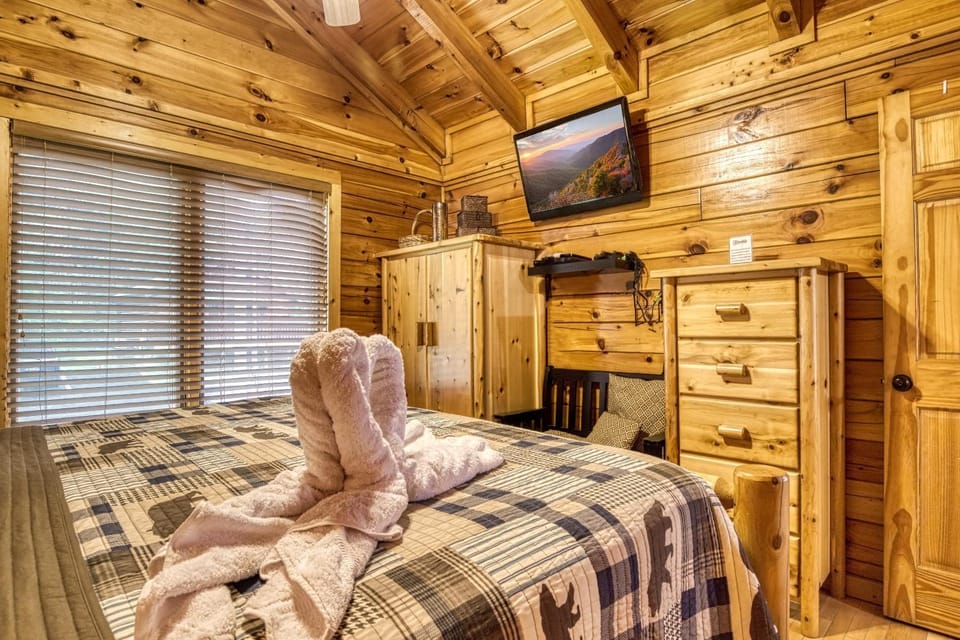 Bed, TV and multimedia, Photo of the whole room, Decorative detail, Decorative detail, Bedroom, towels, wardrobe