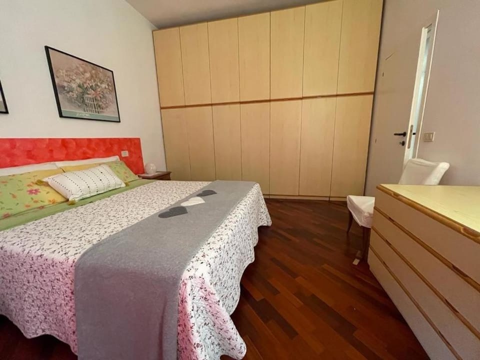 Photo of the whole room, Bedroom, wardrobe