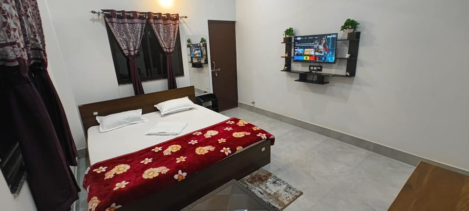 Communal lounge/ TV room, Bed, TV and multimedia, Photo of the whole room, Bedroom