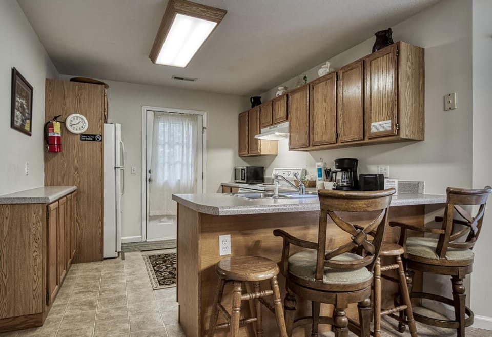 Kitchen or kitchenette, Seating area, Dining area, microwave, oven, stove, toaster
