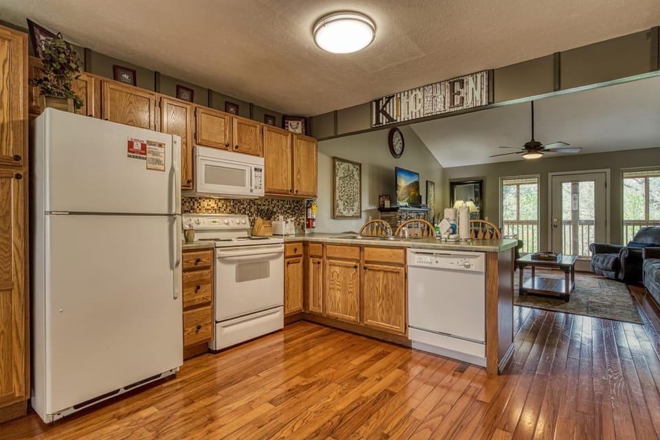 TV and multimedia, Kitchen or kitchenette, Living room, Seating area, dishwasher, oven, stove, toaster