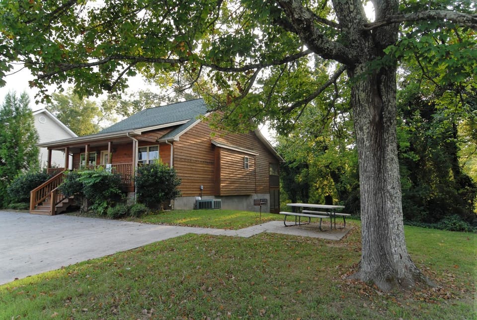 Property building, Facade/entrance, Day, Neighbourhood, Natural landscape, Seating area, Parking
