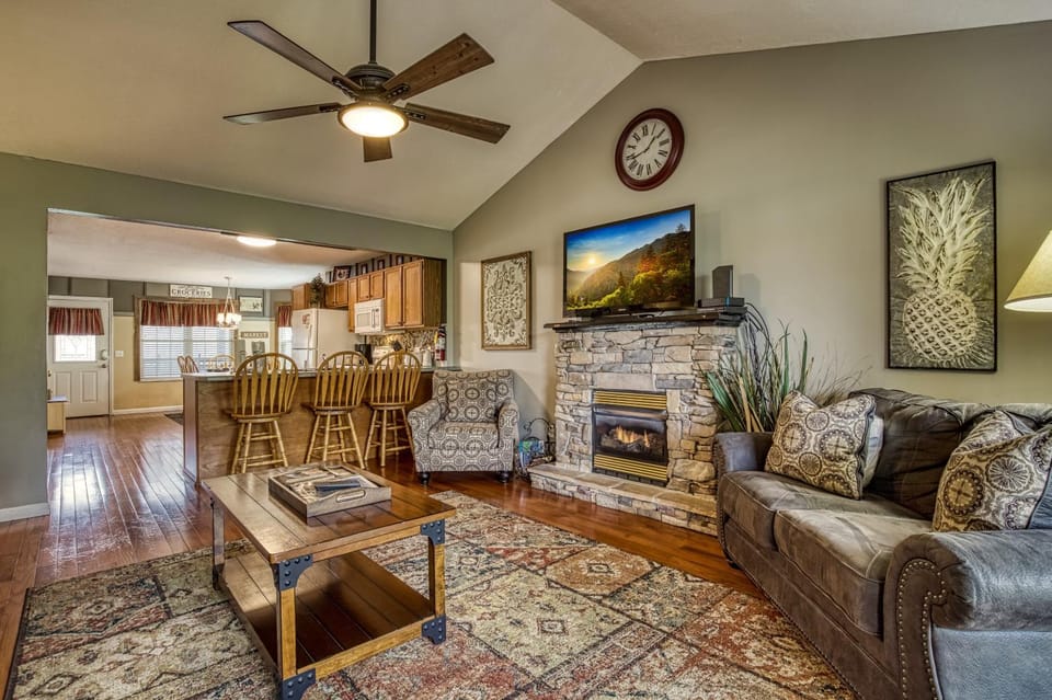 TV and multimedia, Kitchen or kitchenette, Living room, Seating area, Dining area, fireplace