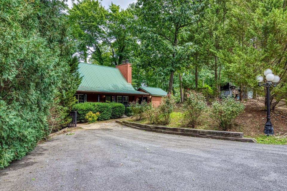 Property building, Facade/entrance, Spring, Day, Neighbourhood, Natural landscape, View (from property/room), View (from property/room), Balcony/Terrace, Balcony/Terrace, Decorative detail, Decorative detail, Pets, Pets, Parking, pet friendly, pet friendly