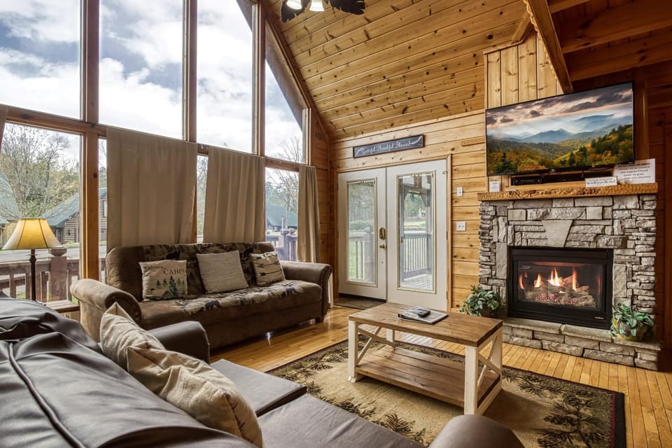 Natural landscape, TV and multimedia, Living room, Seating area, fireplace