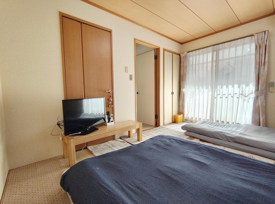 Bed, TV and multimedia, Bedroom