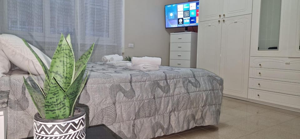 Bed, TV and multimedia, Bedroom, towels