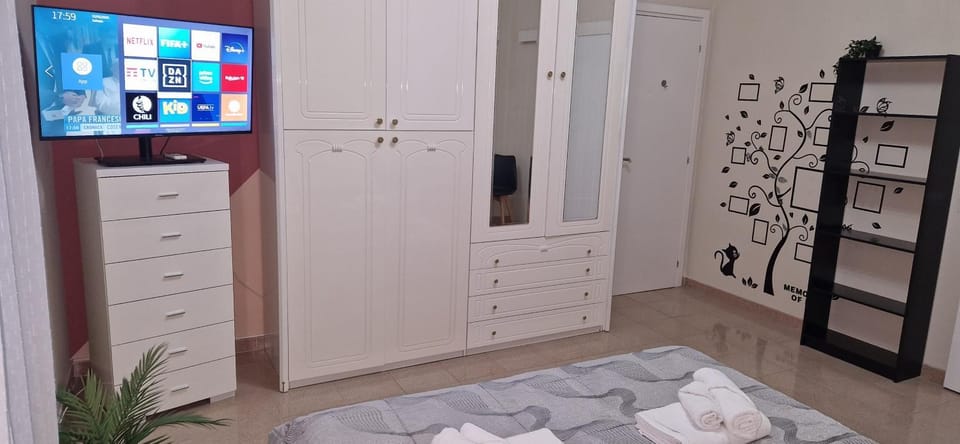 Bed, TV and multimedia, Photo of the whole room, Bedroom, towels, wardrobe