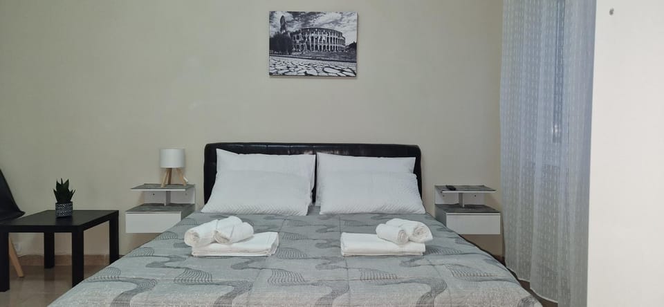 Bed, Bedroom, towels