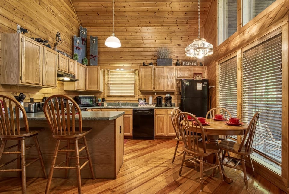 Kitchen or kitchenette, Seating area, Dining area, dishwasher, microwave, oven, pet friendly, stove, toaster