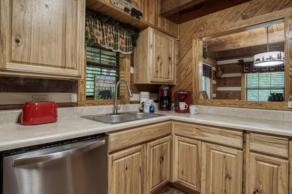 Coffee/tea facilities, Kitchen or kitchenette, Decorative detail, Decorative detail, Communal kitchen, Pets, Pets, dishwasher, pet friendly, pet friendly, toaster, toaster, kitchen, kitchen