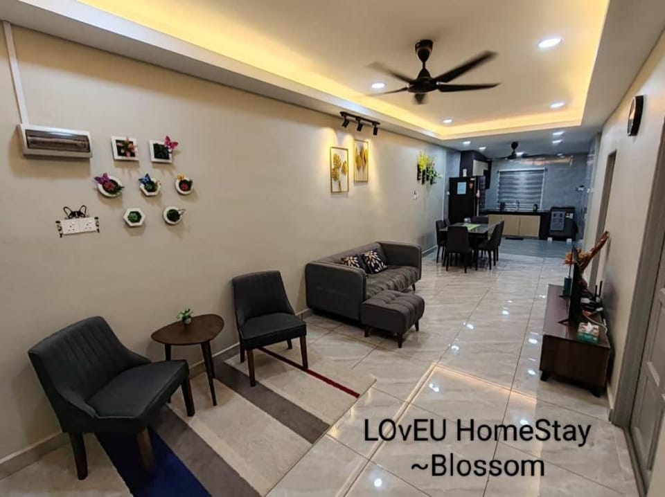 Communal lounge/ TV room, TV and multimedia, Living room, Decorative detail, Seating area, Dining area, Evening entertainment