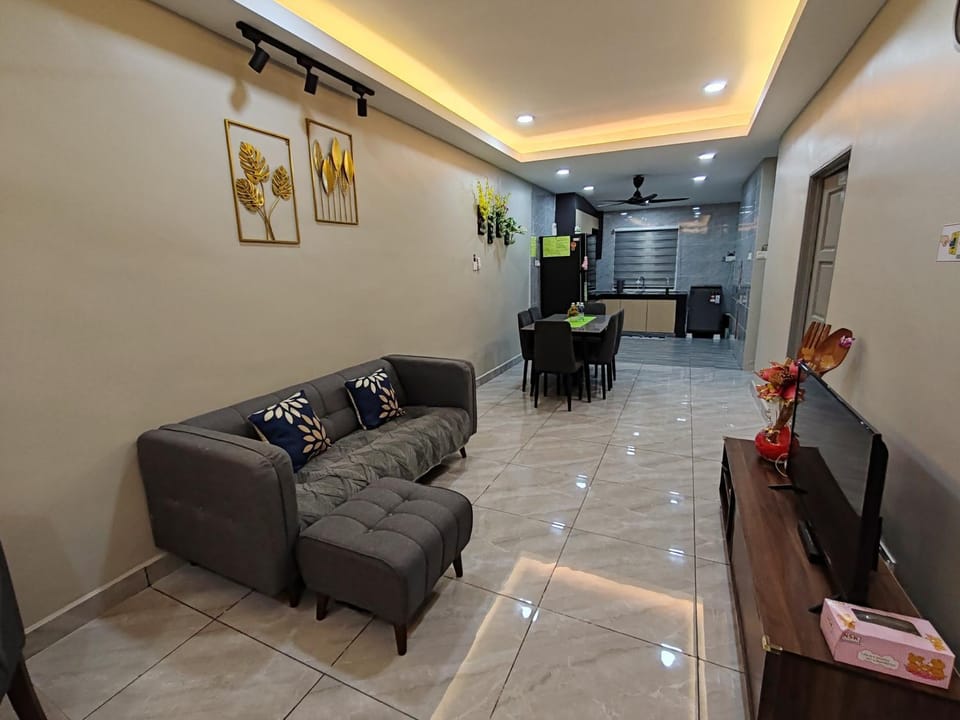 Communal lounge/ TV room, TV and multimedia, Living room, Decorative detail, Seating area, Dining area, Evening entertainment
