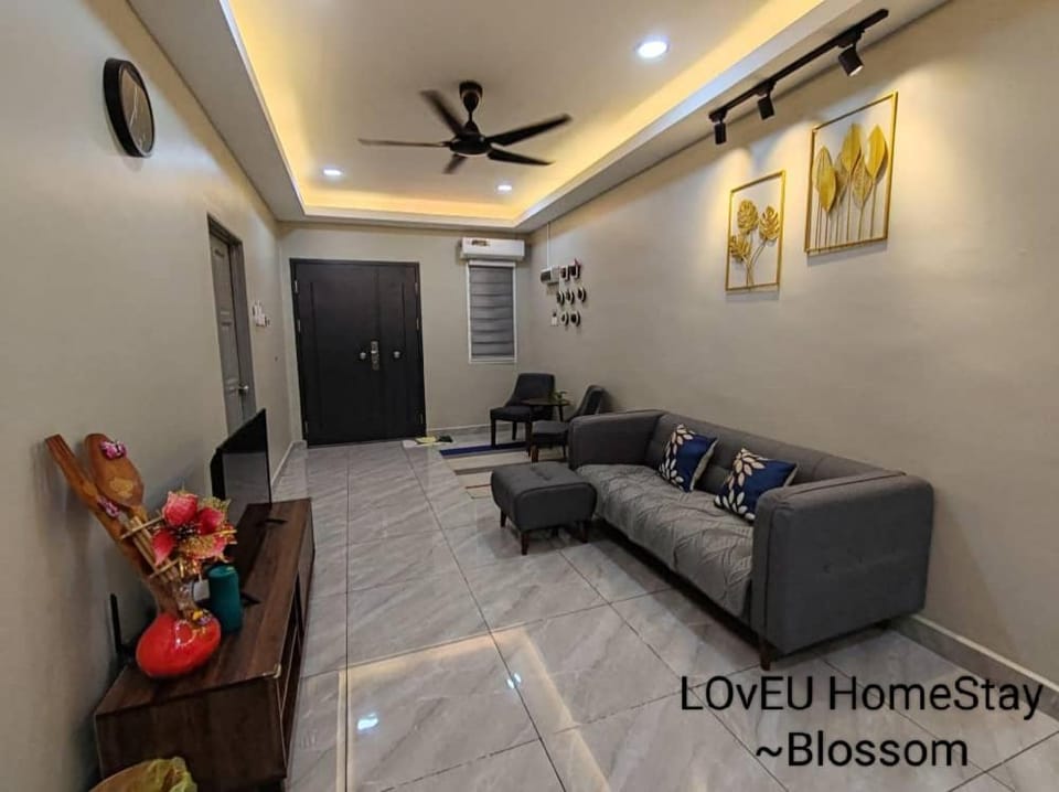 Communal lounge/ TV room, TV and multimedia, Living room, Decorative detail, Seating area, air conditioner