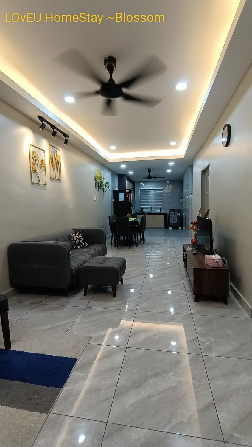 Communal lounge/ TV room, TV and multimedia, Living room, Decorative detail, Seating area, Dining area