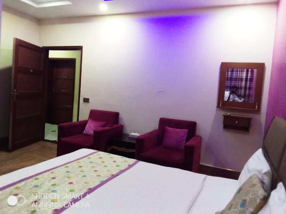 Bed, Seating area