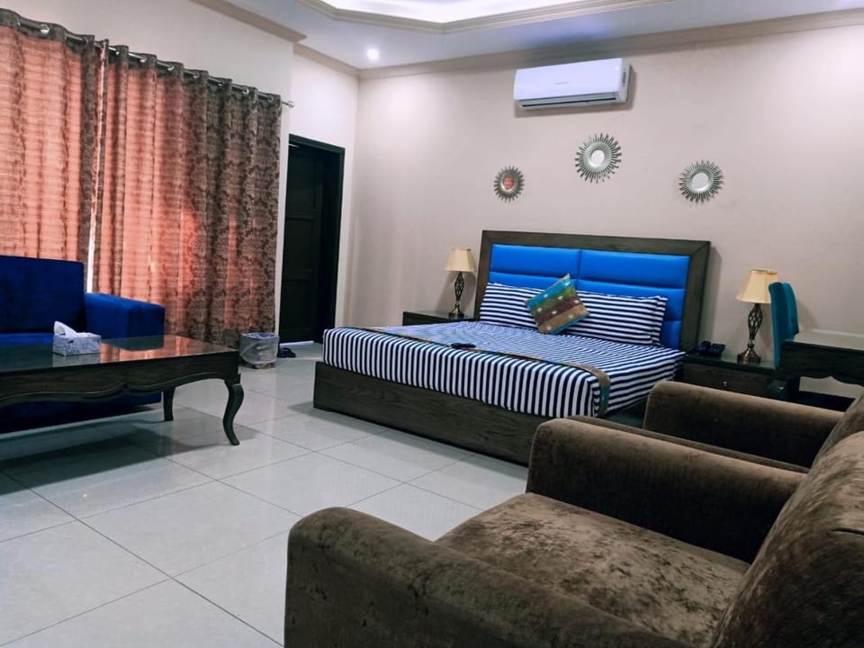Bed, Photo of the whole room, Seating area, Bedroom, air conditioner